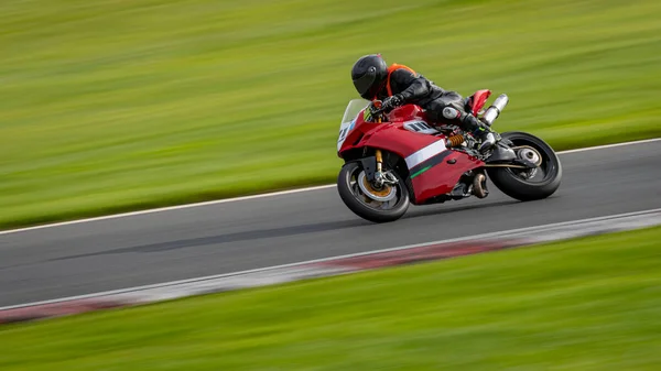 Una Toma Panorámica Una Moto Carreras Mientras Circula Una Pista — Foto de Stock