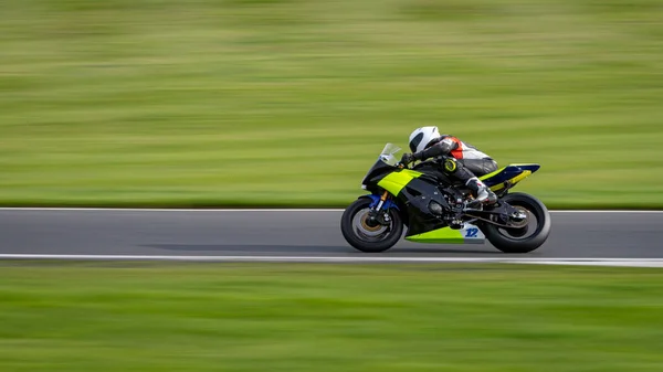 Una Toma Panorámica Una Moto Carreras Mientras Circula Una Pista —  Fotos de Stock