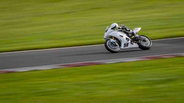 Панорамный Снимок Гоночного Мотоцикла Обходит Трассу — стоковое фото