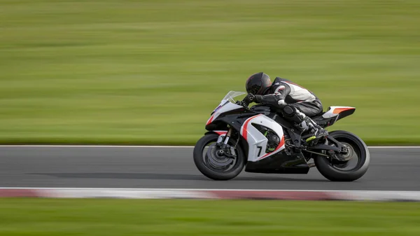 Tiro Panning Uma Moto Corrida Como Ele Circuitos Uma Pista — Fotografia de Stock