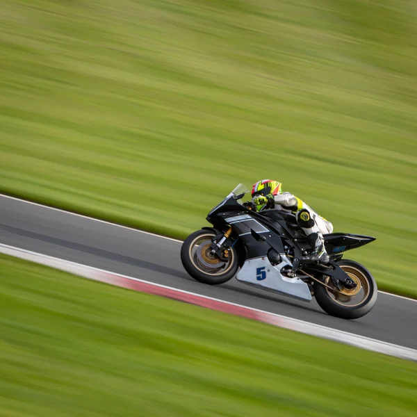 Una Toma Panorámica Una Moto Carreras Mientras Circula Una Pista —  Fotos de Stock