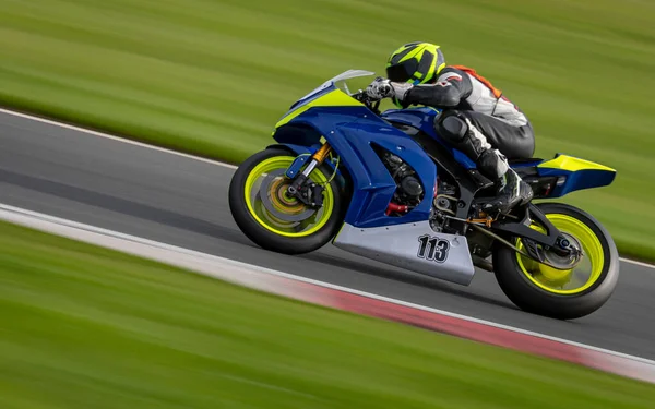 Una Toma Panorámica Una Moto Carreras Mientras Circula Una Pista —  Fotos de Stock