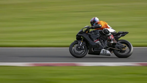 Tiro Panning Uma Moto Corrida Como Ele Circuitos Uma Pista — Fotografia de Stock