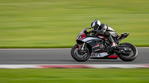 Tiro Panning Uma Moto Corrida Como Ele Circuitos Uma Pista — Fotografia de Stock