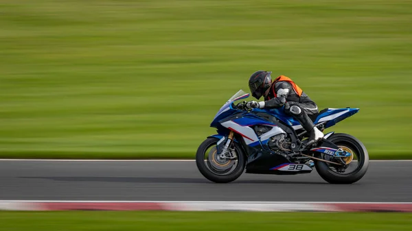 Una Toma Panorámica Una Moto Carreras Mientras Circula Una Pista —  Fotos de Stock