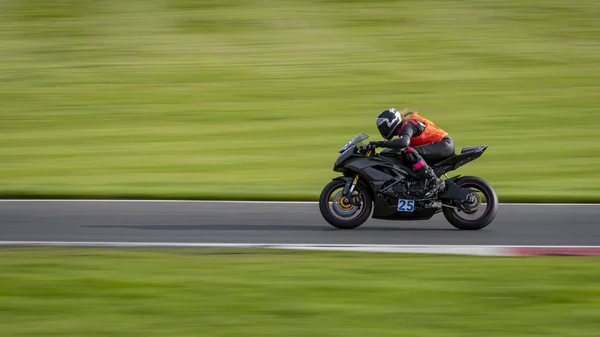 Panorering Skott Racing Motorcykel Som Det Kretsar Ett Spår — Stockfoto