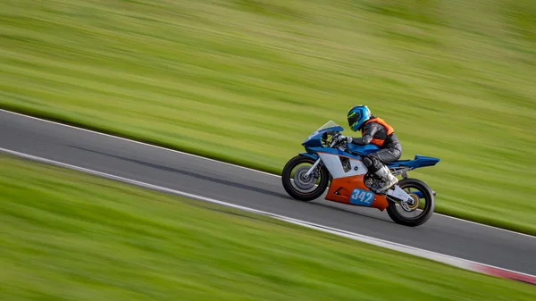 Tiro Panning Uma Moto Corrida Como Ele Circuitos Uma Pista — Fotografia de Stock