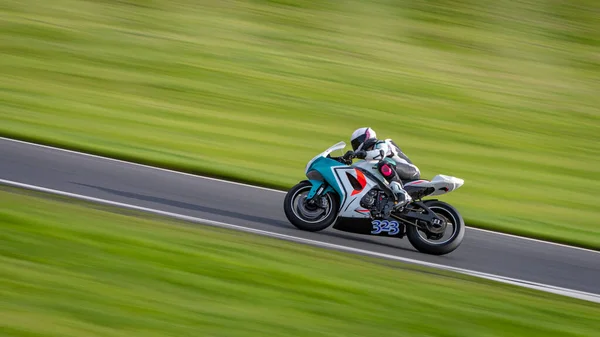 Een Panning Shot Van Een Racemotor Als Het Circuits Een — Stockfoto