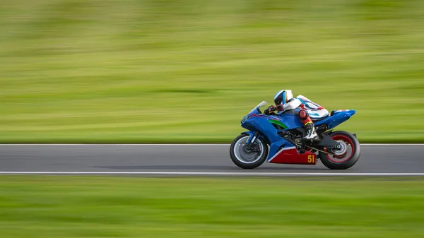 Tiro Panning Uma Moto Corrida Como Ele Circuitos Uma Pista — Fotografia de Stock