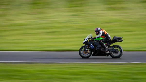 Una Toma Panorámica Una Moto Carreras Mientras Circula Una Pista — Foto de Stock