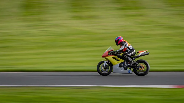 Panning Záběr Závodní Motocykl Jak Obíhá Trať — Stock fotografie