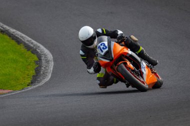 Yarış pistinde bir motosikletin görüntüsü..