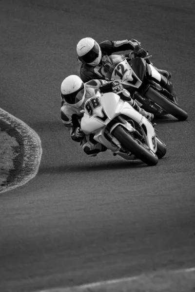 摩托车在跑道上打圈时拍的一张照片 — 图库照片