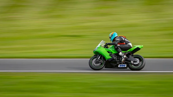 Una Toma Panorámica Una Moto Carreras Mientras Circula Una Pista —  Fotos de Stock