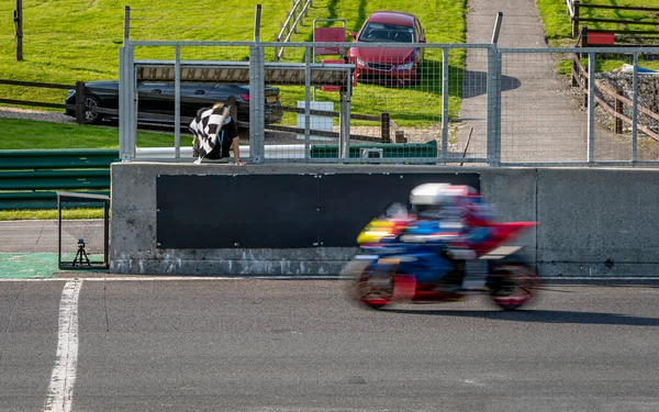 Uno Scatto Una Moto Corsa Mentre Percorre Una Pista — Foto Stock