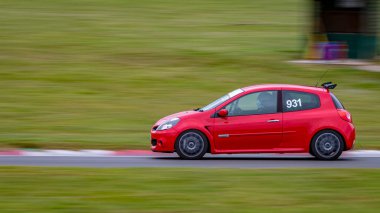 Yarış arabasının bir pisti turlarken ki görüntüsü..