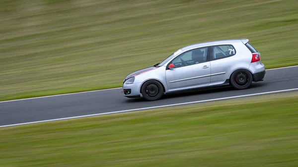 Una Toma Panorámica Coche Carreras Mientras Circula Una Pista — Foto de Stock