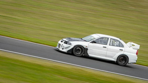 Una Toma Panorámica Coche Carreras Mientras Circula Una Pista — Foto de Stock