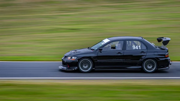 Tiro Panning Carro Corrida Como Ele Circuitos Uma Pista — Fotografia de Stock