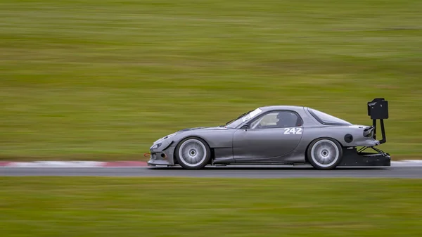 Tiro Panning Carro Corrida Como Ele Circuitos Uma Pista — Fotografia de Stock