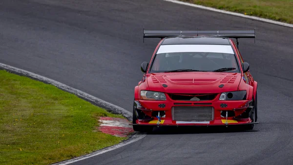 Tiro Panning Carro Corrida Como Ele Circuitos Uma Pista — Fotografia de Stock