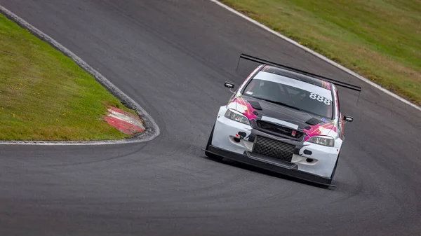 Tiro Panning Carro Corrida Como Ele Circuitos Uma Pista — Fotografia de Stock