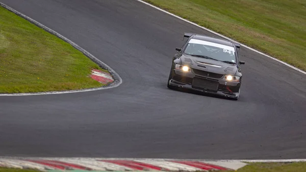 Tiro Panning Carro Corrida Como Ele Circuitos Uma Pista — Fotografia de Stock