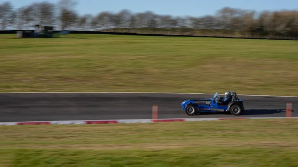 Tiro Panning Carro Corrida Como Ele Circuitos Uma Pista — Fotografia de Stock