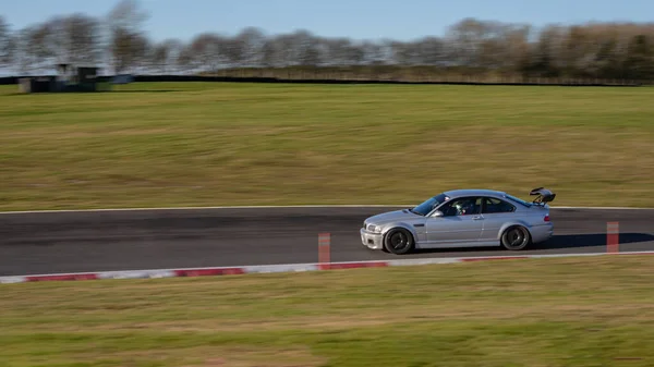 Tiro Panning Carro Corrida Como Ele Circuitos Uma Pista — Fotografia de Stock