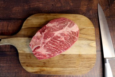 Maca. Canlılık, enerji ve sağlık için Peru kökü. Beyaz arka planda Beyaz Perulu Maca. Sağlık için kök afrodizyak. Boşluğu Kopyala