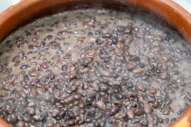 Faytonlu seramik kap, tipik Brezilya yemeği. Brezilya 'da bir restoranda