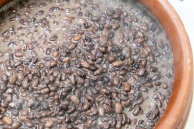 Faytonlu seramik kap, tipik Brezilya yemeği. Brezilya 'da bir restoranda