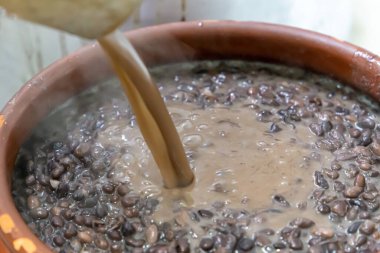 Faytonlu seramik kap, tipik Brezilya yemeği. Brezilya 'da bir restoranda