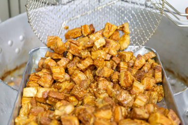 Torresmo. Kızarmış domuz göbeği. Feijoada 'da geleneksel Brezilya yemekleri.