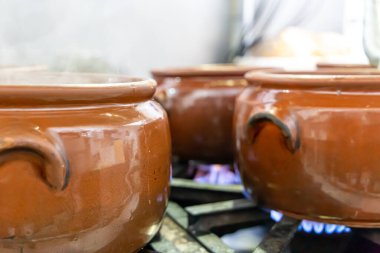 Faytonlu seramik kap, tipik Brezilya yemeği. Brezilya 'da bir restoranda