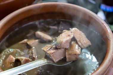 Faytonlu seramik kap, tipik Brezilya yemeği. Brezilya 'da bir restoranda