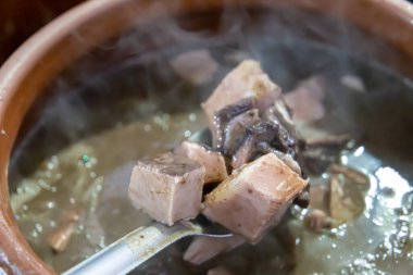 Faytonlu seramik kap, tipik Brezilya yemeği. Brezilya 'da bir restoranda