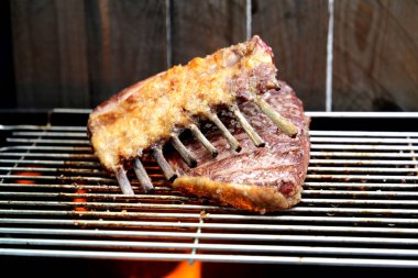 Picanha. Pikanha 'nın güzel bir parçası ızgarada yağları ateşle kızartıyor..