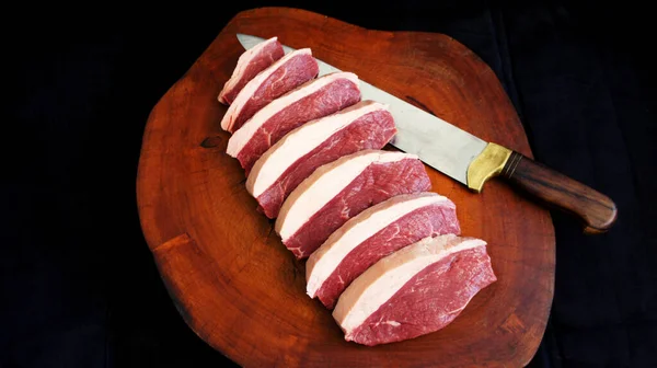 Picanha Çiğ. Geleneksel Brezilya eti. Siyah arkaplanda.