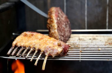 Picanha. Pikanha 'nın güzel bir parçası ızgarada yağları ateşle kızartıyor..