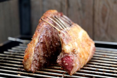 Picanha. Pikanha 'nın güzel bir parçası ızgarada yağları ateşle kızartıyor..