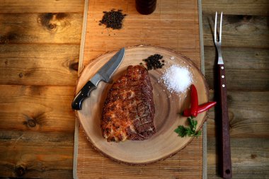 Picanha. Barbekü için geleneksel nadir Brezilya eti. Güzel bir tahtanın üzerinde ızgara biftek..