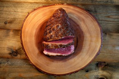 Picanha. Barbekü için geleneksel nadir Brezilya eti. Güzel bir tahtanın üzerinde ızgara biftek..