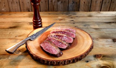 Picanha. Barbekü için geleneksel nadir Brezilya eti. Güzel bir tahtanın üzerinde ızgara biftek..