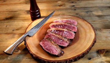 Picanha. Barbekü için geleneksel nadir Brezilya eti. Güzel bir tahtanın üzerinde ızgara biftek..