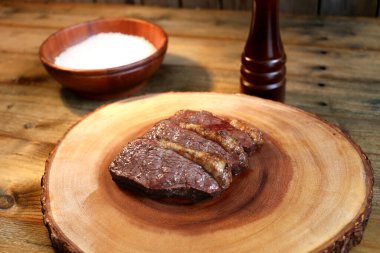 Picanha. Barbekü için geleneksel nadir Brezilya eti. Güzel bir tahtanın üzerinde ızgara biftek..