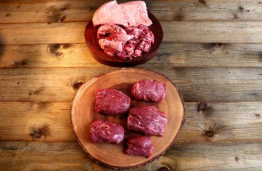 Fraldinha. Yağsız kanat kesikleri ve kanattan yağlar alınmış başka bir tahta..