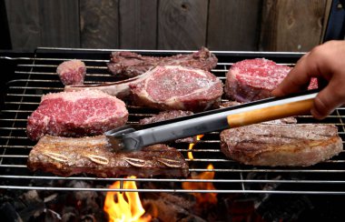 Brezilya barbeküsü için çeşitli özel et kesimleri.