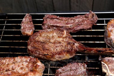 Brezilya barbeküsü için çeşitli özel et kesimleri.