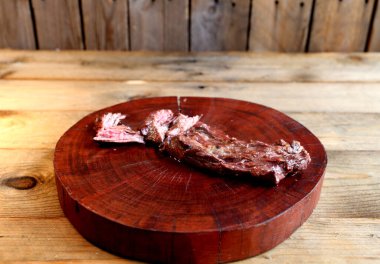 Ahşap arka planda ızgara biftek. Üst Görünüm.